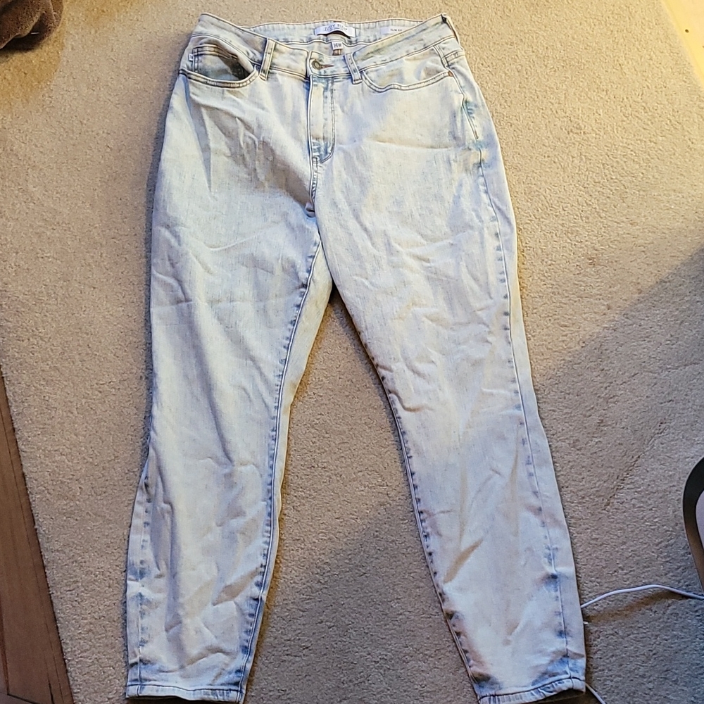 Acid wash Judy Blue Slim fit jeans.